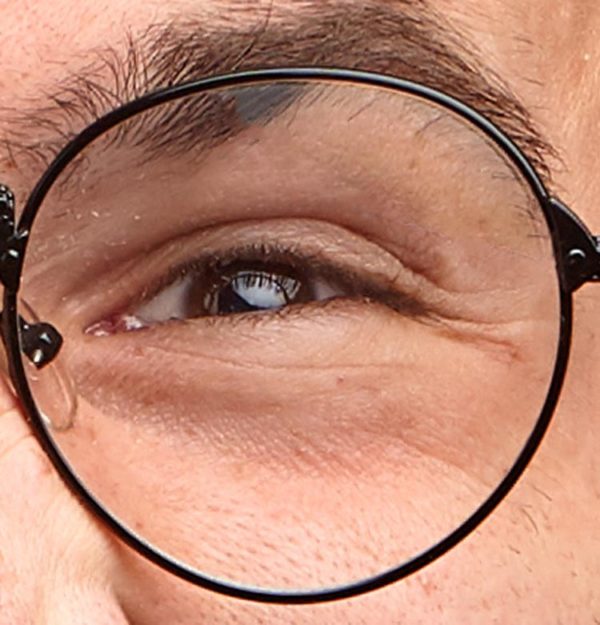 How to Remove Reflections from Glasses in